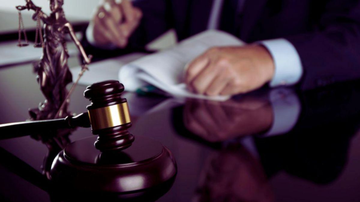 A gavel lies on a courtroom desk, signifying the role of justice in homicide defense in Baton Rouge, Louisiana.